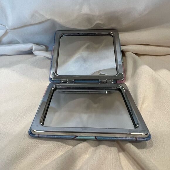 Disney Lilo & Stitch Stitch Puppy Eyes Compact Mirror Pocket Makeup Mirror NWT - Picture 4 of 4